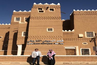 المهندس عبدالرحمن عبدالعزيز الفاضل مدير مصفاة أرامكو السعودية بالرياض يستضيف إثنين من الإخوة اليابانيين المسلمين في رحلة سياحية الى شقراء وأشيقر .